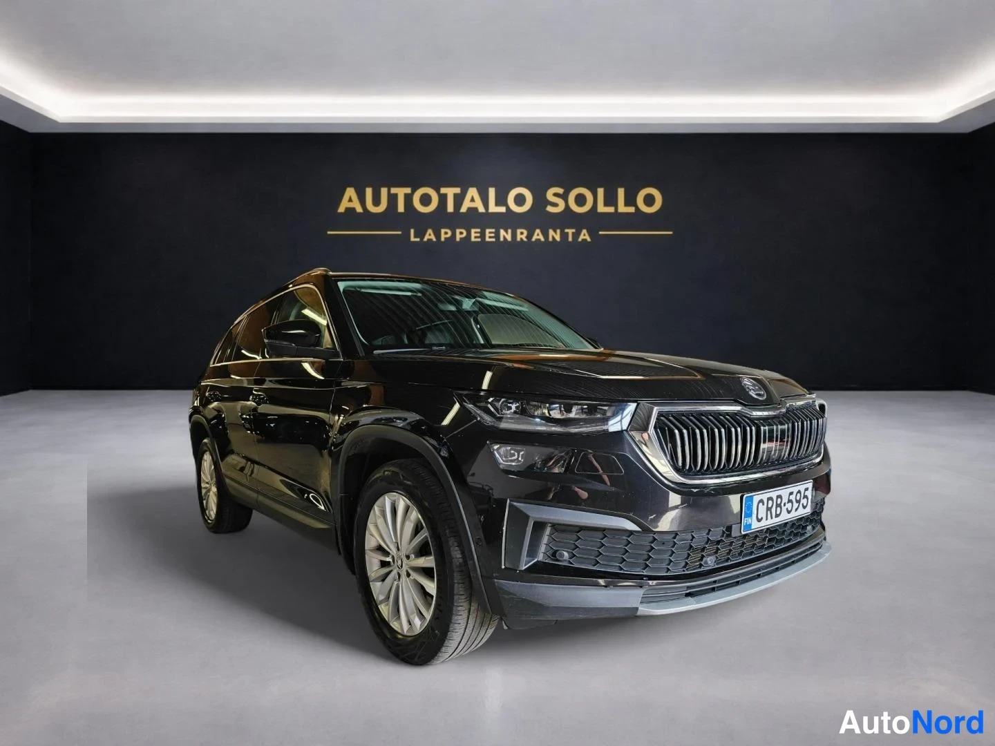 Musta Skoda Kodiaq 2022, etuviisto, keula oikealle, kuva 2