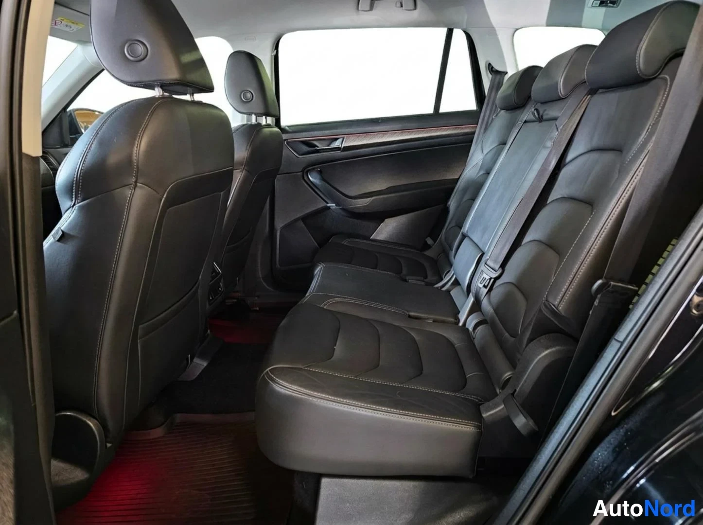 Musta Skoda Kodiaq 2022, takaistuimet, kuva 15