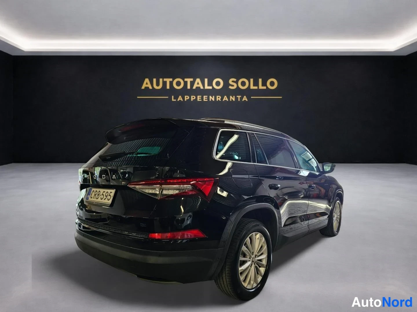 Musta Skoda Kodiaq 2022, takaviisto, kuva 4