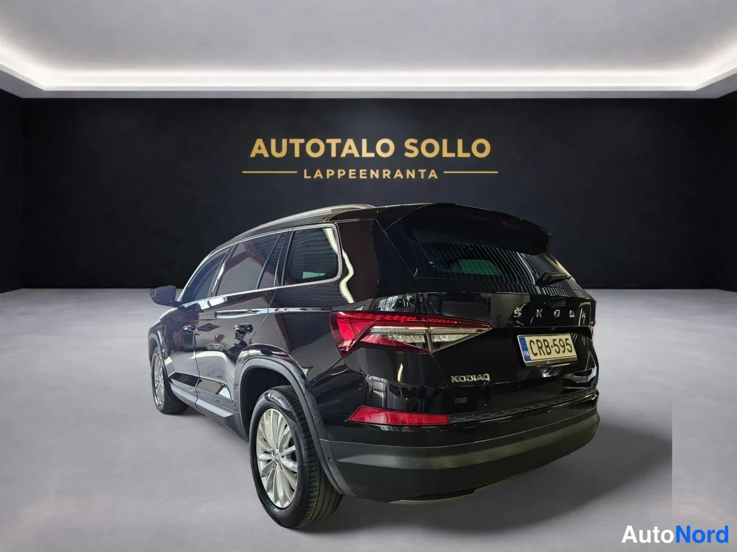 Musta Skoda Kodiaq 2022, takaviisto, kuva 5