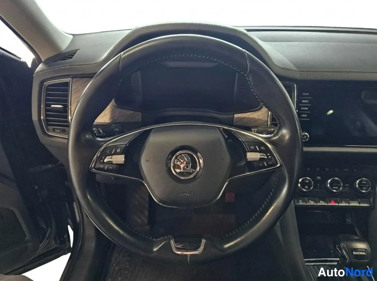 Musta Skoda Kodiaq 2022, ohjaamo, kuva 7