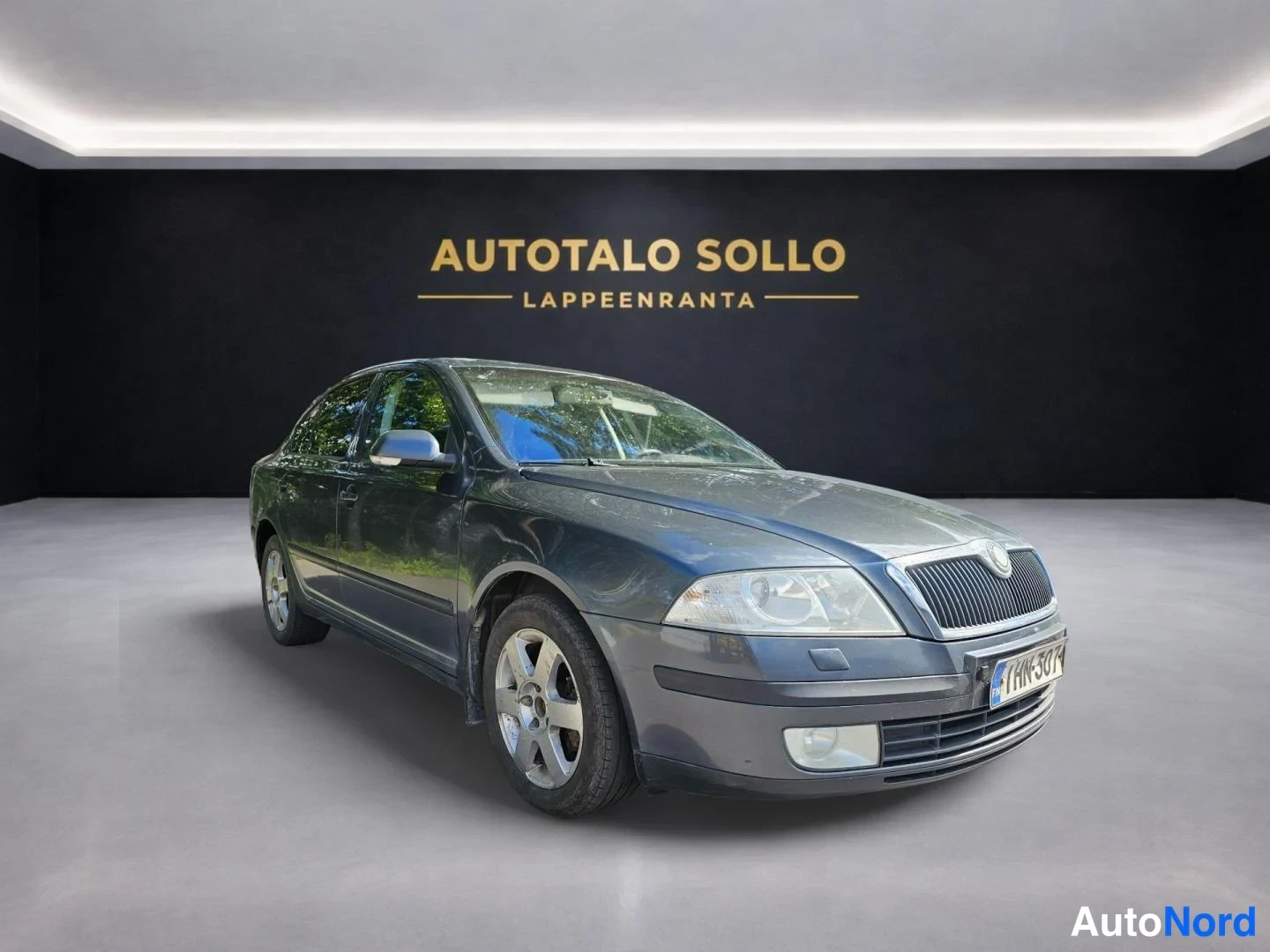 Harmaa Skoda Octavia 2008, etuviisto, keula oikealle, kuva 2