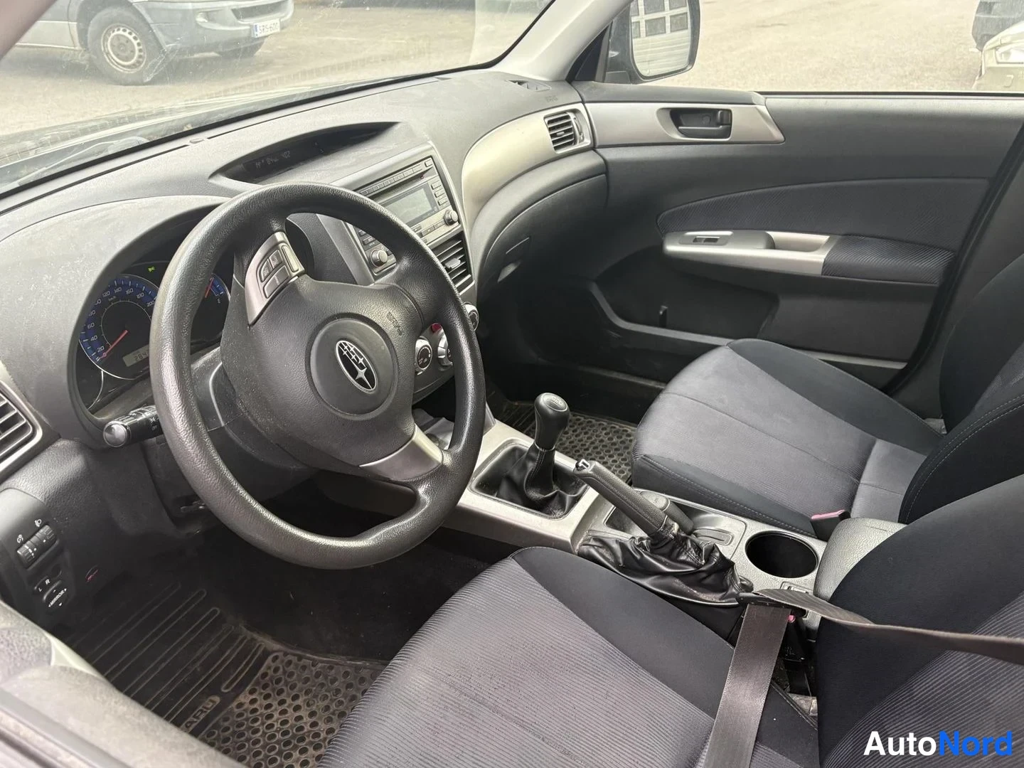 Harmaa Subaru Forester 2009, ohjaamo, kuva 5