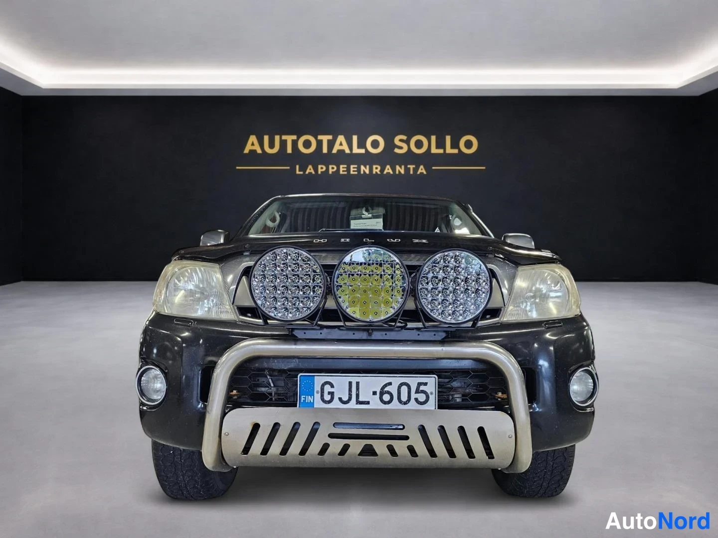 Musta Toyota Hilux 2011, edestä, kuva 3