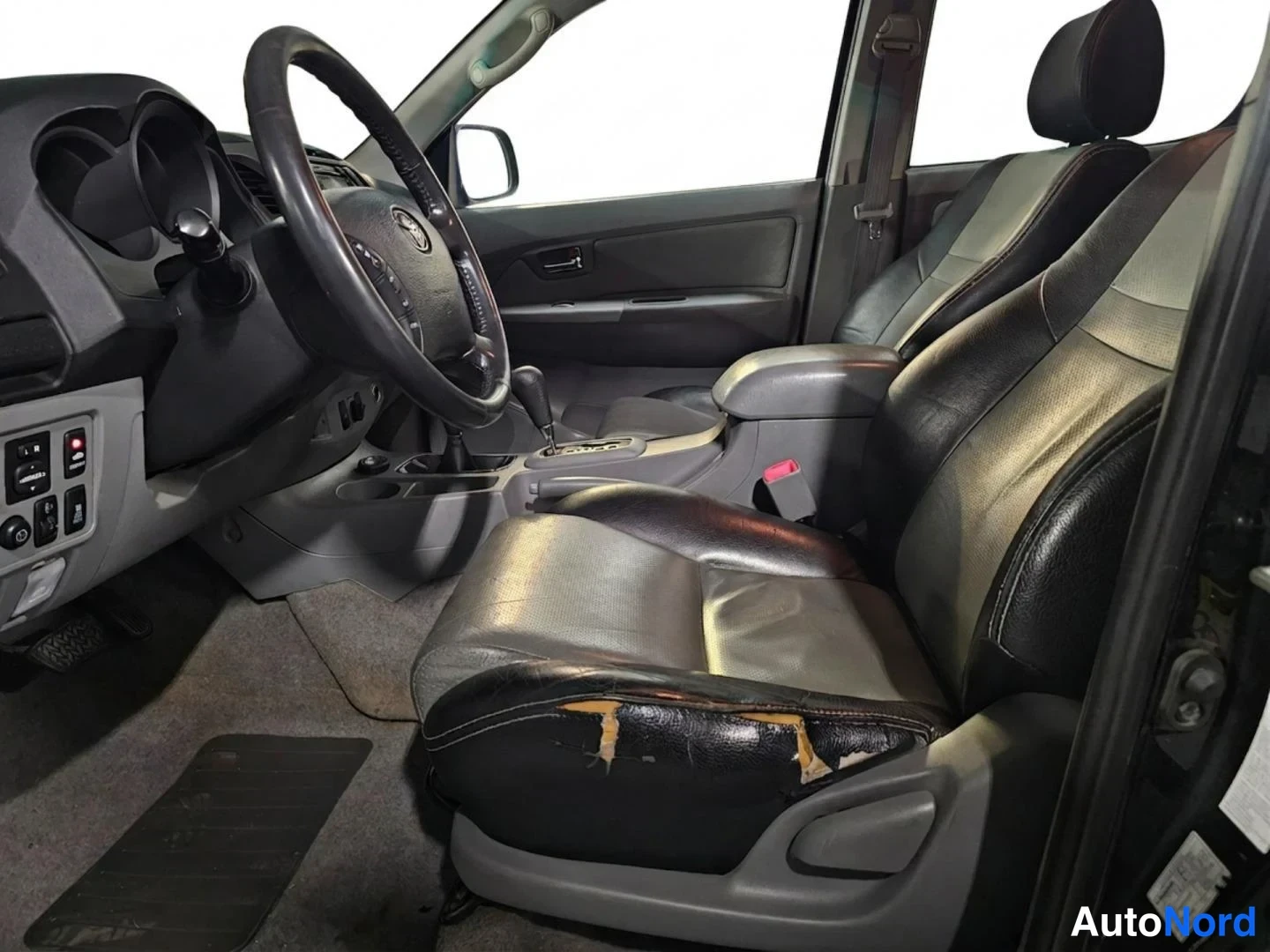 Musta Toyota Hilux 2011, etuistuimet, kuva 9