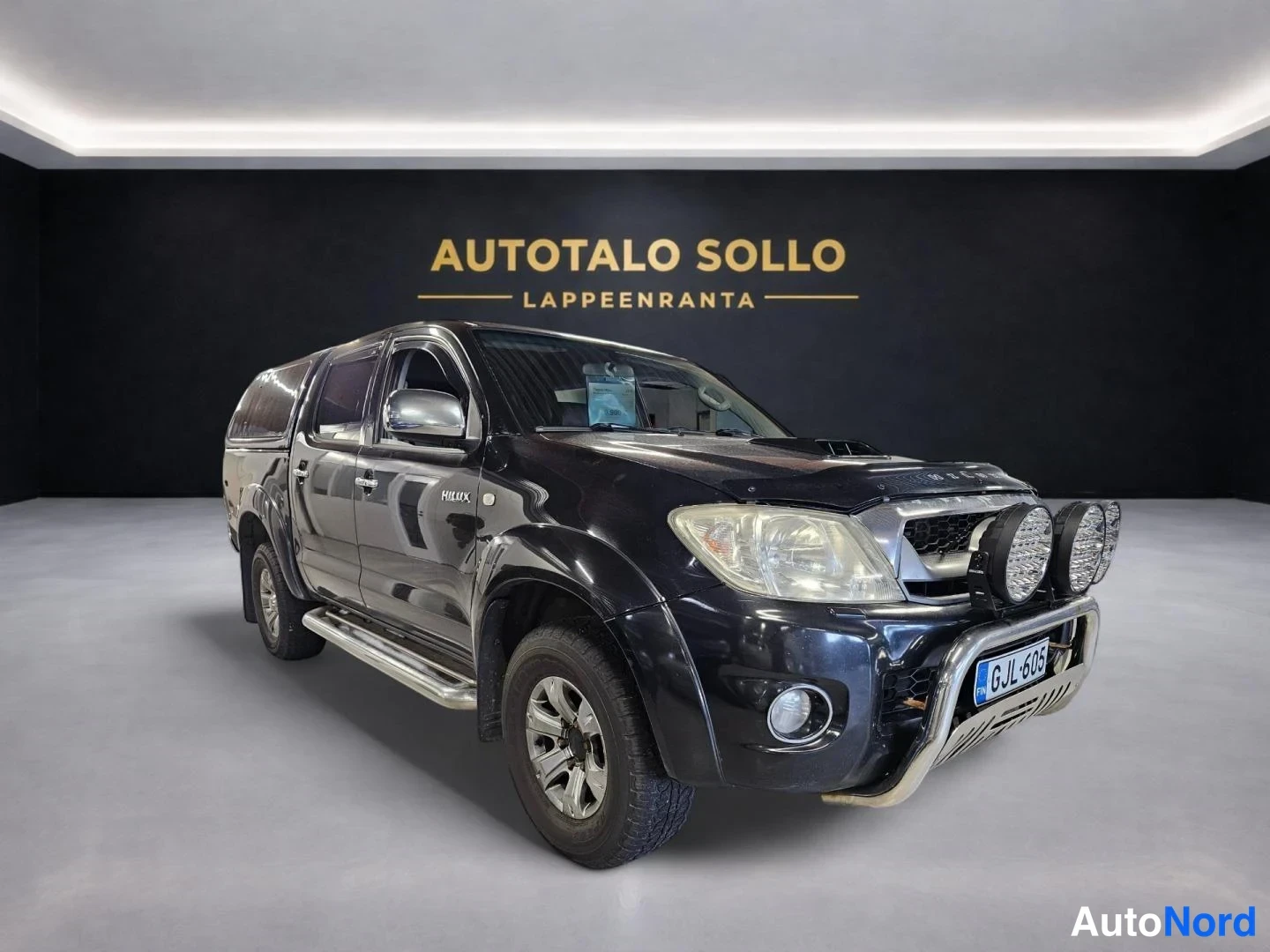 Musta Toyota Hilux 2011, etuviisto, keula oikealle, kuva 2