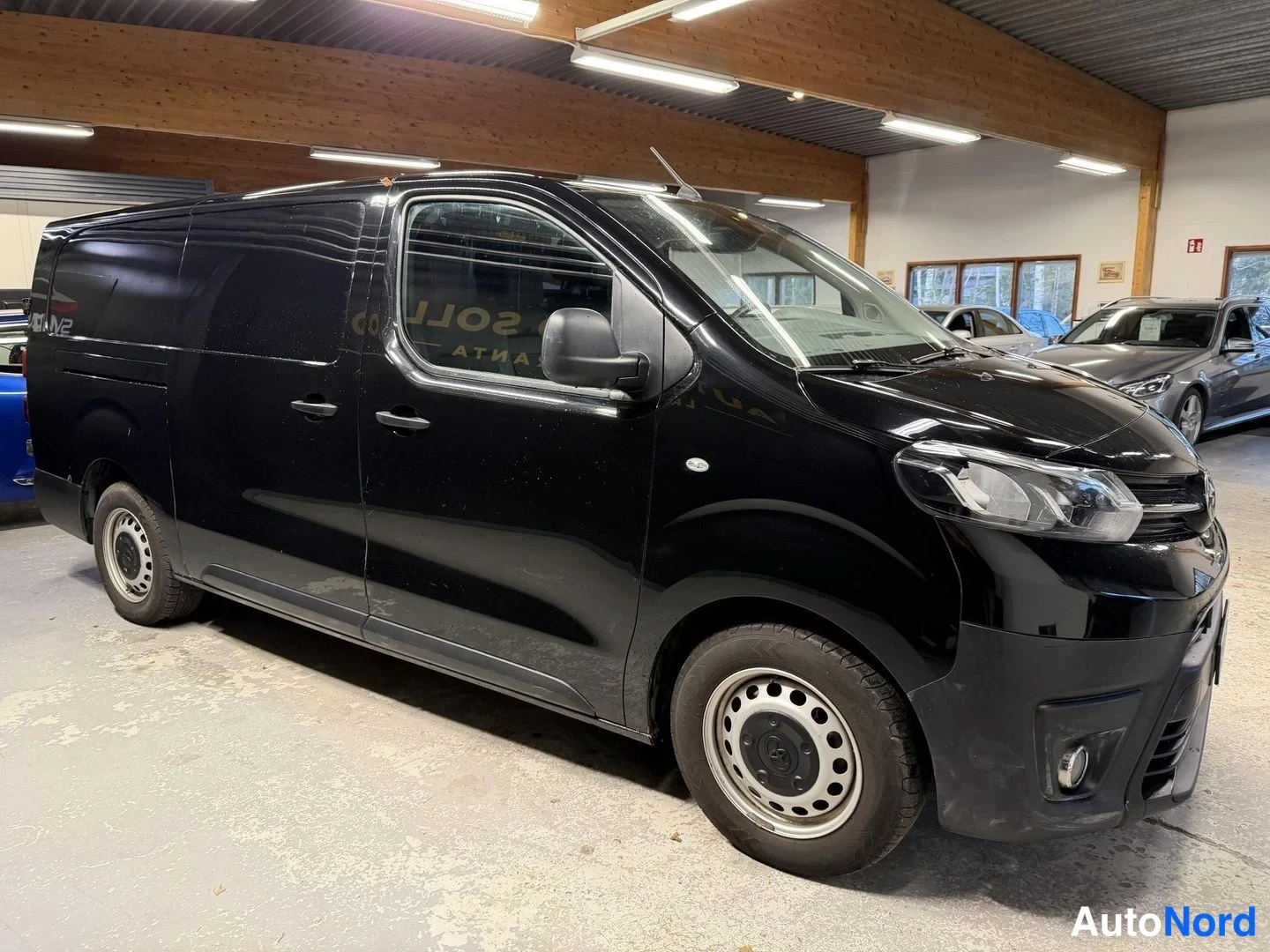 Musta Toyota Proace 2020, etuviisto, keula oikealle, kuva 2