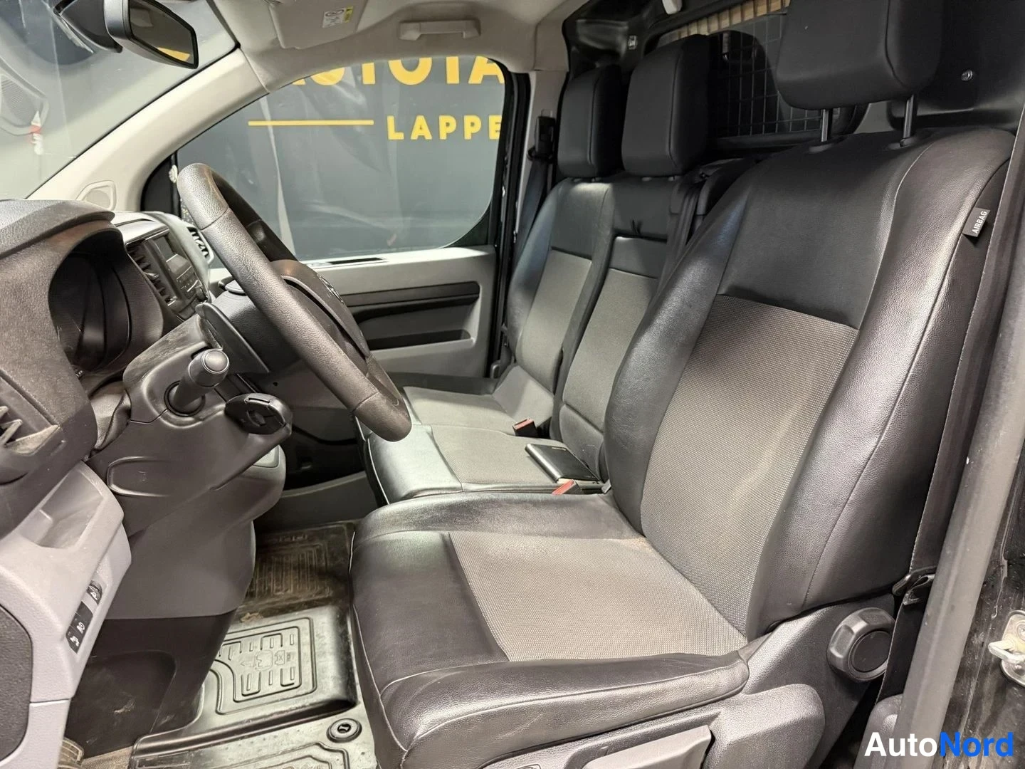 Musta Toyota Proace 2020, etuistuimet, kuva 7