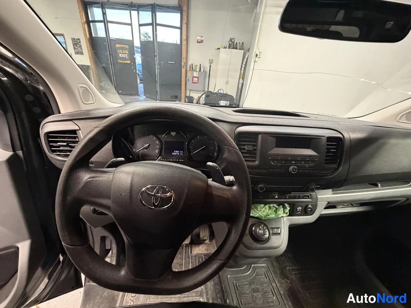 Musta Toyota Proace 2020, ohjaamo, kuva 6