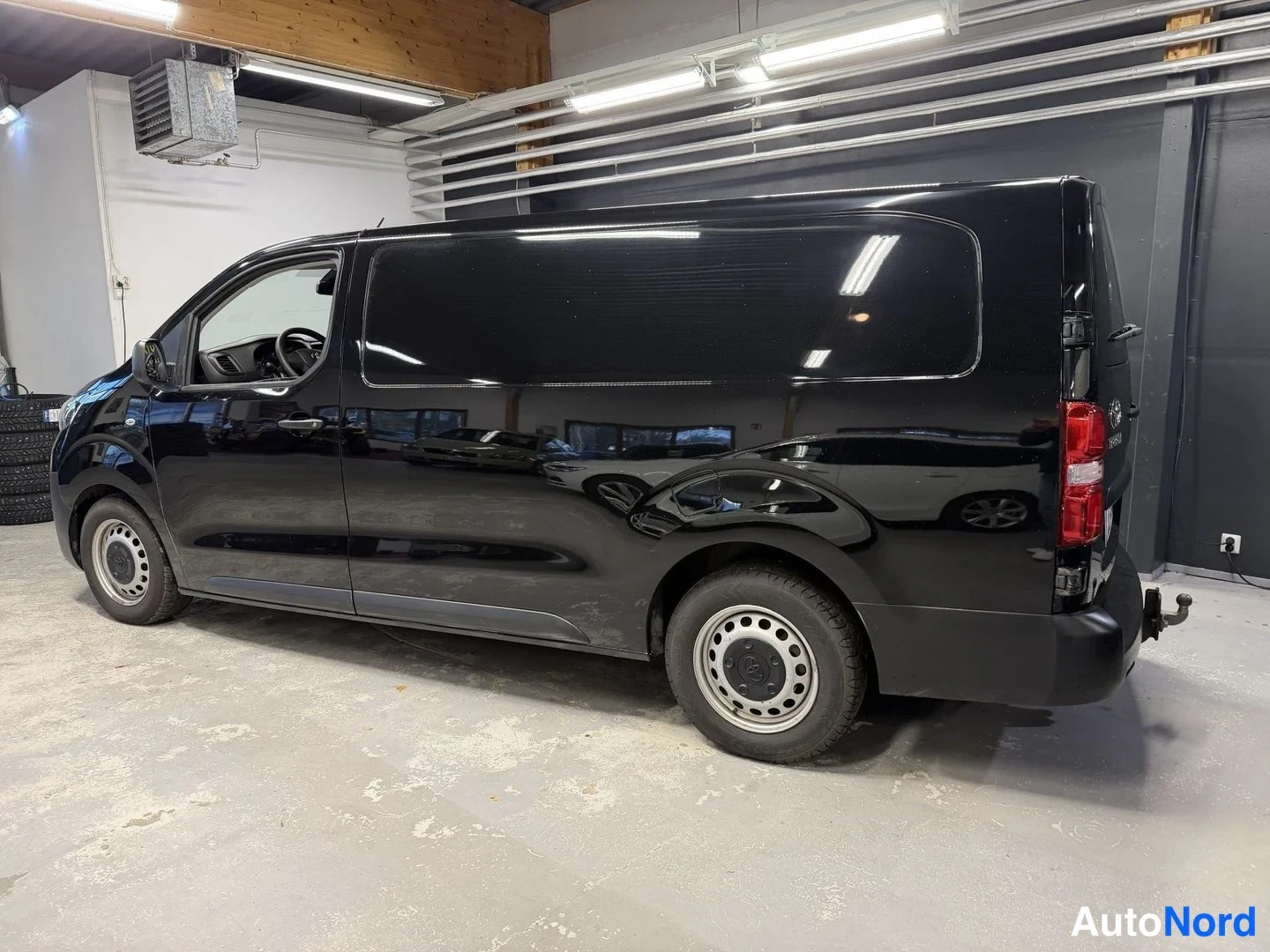 Musta Toyota Proace 2020, takaviisto, kuva 4