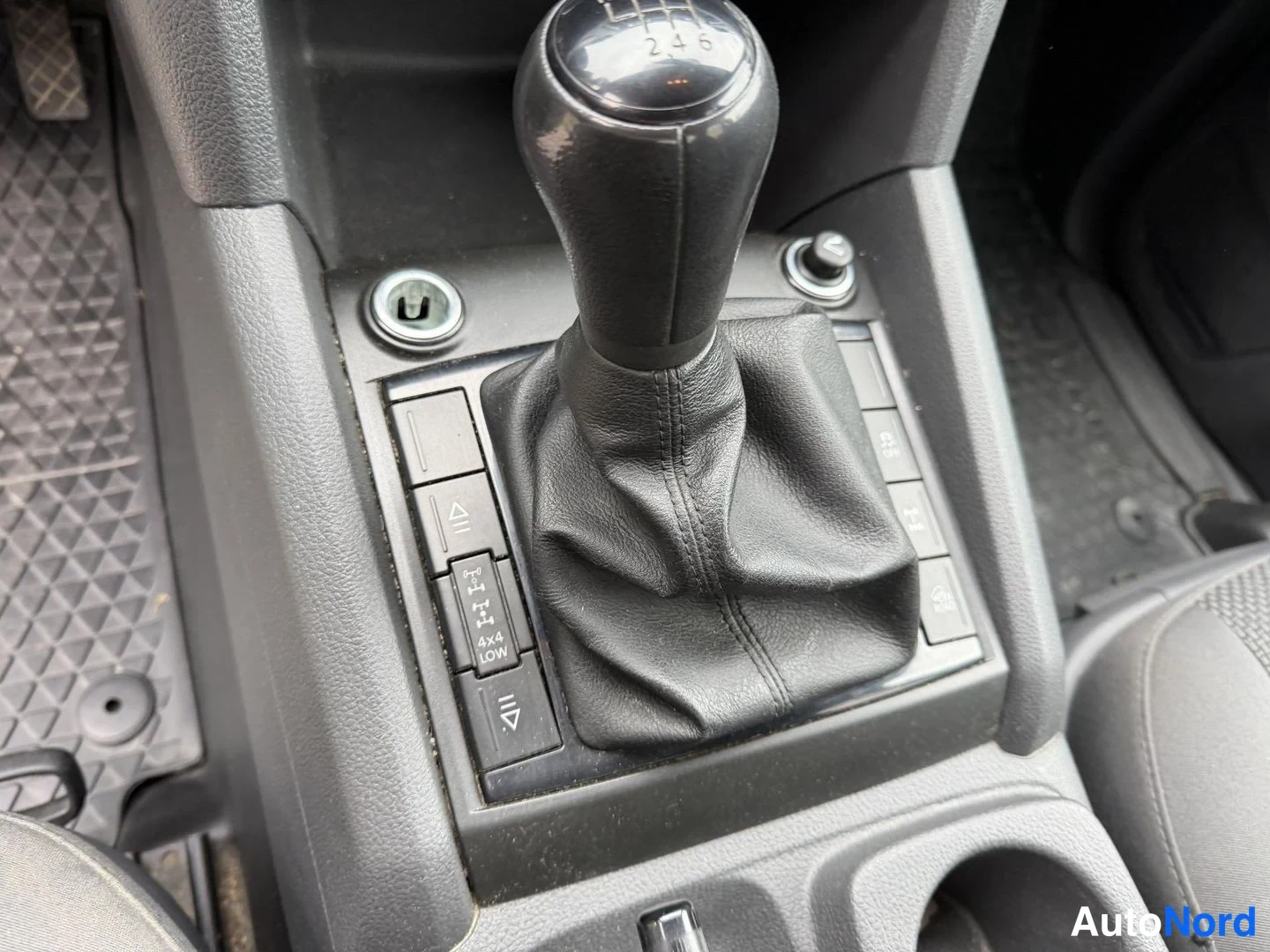 Harmaa Volkswagen Amarok 2012, yksityiskohta, kuva 13