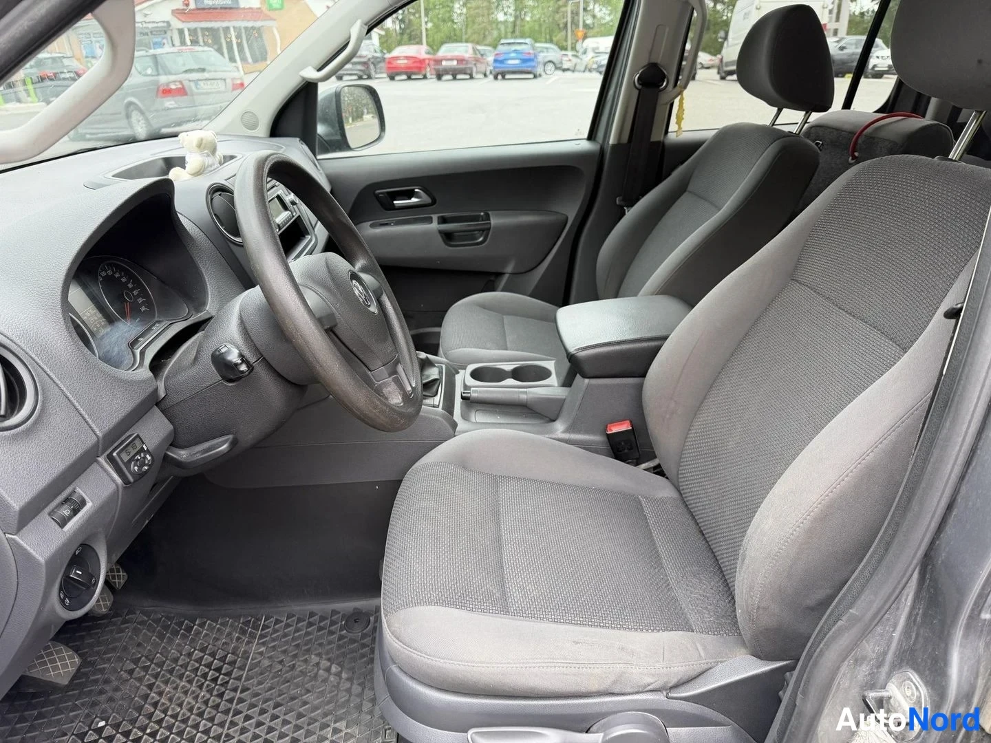 Harmaa Volkswagen Amarok 2012, ohjaamo, kuva 7