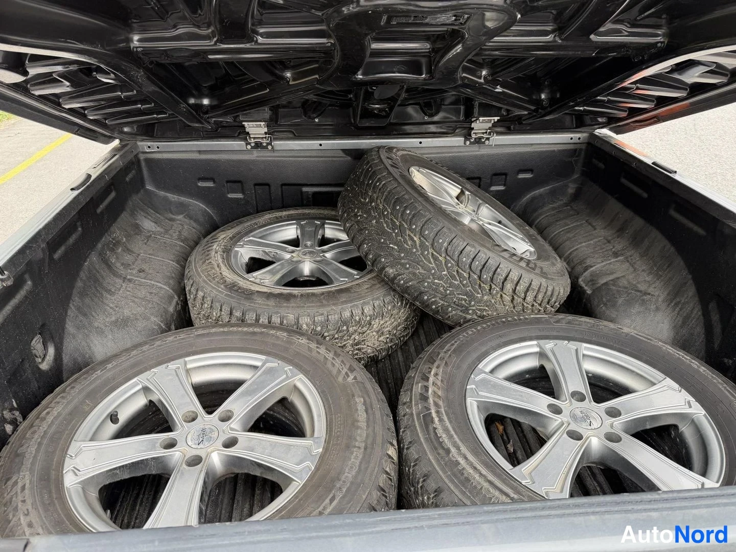 Harmaa Volkswagen Amarok 2012, tavaratila, kuva 10