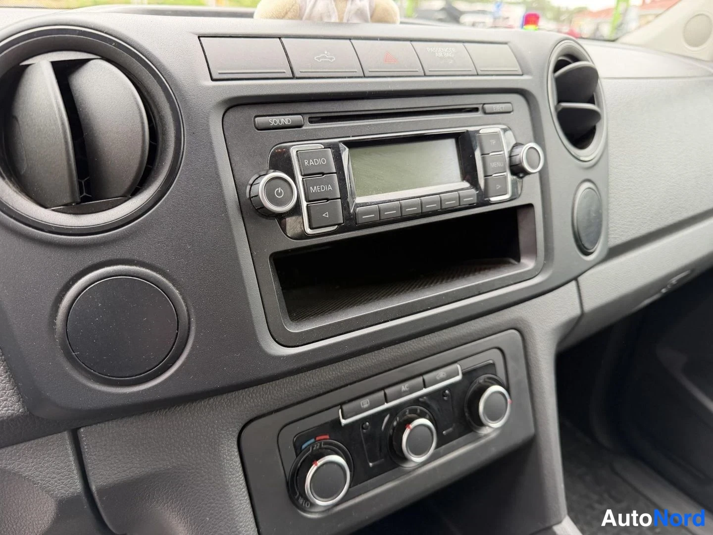 Harmaa Volkswagen Amarok 2012, ohjaamo, kuva 6
