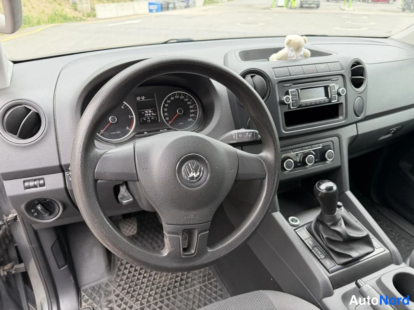 Harmaa Volkswagen Amarok 2012, ohjaamo, kuva 8
