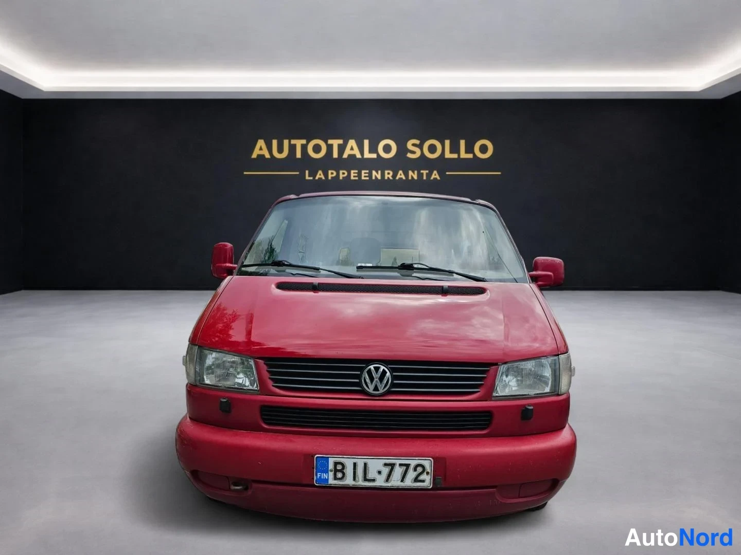 Punainen Volkswagen Caravelle 1997, edestä, kuva 3