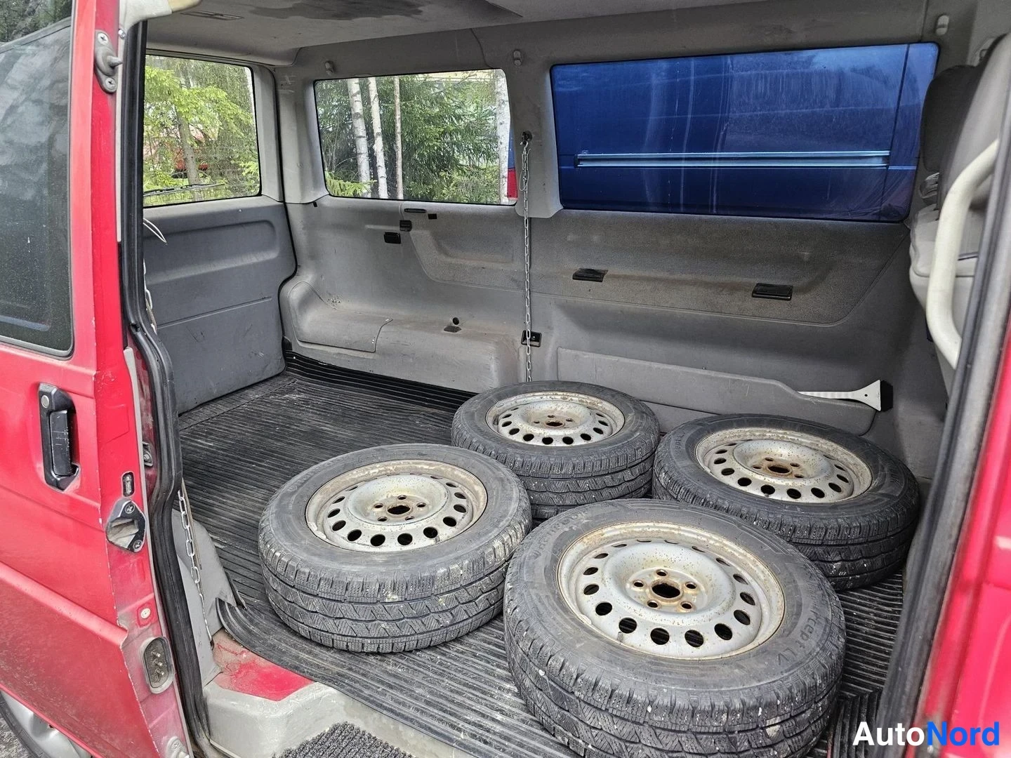 Punainen Volkswagen Caravelle 1997, tavaratila, kuva 9