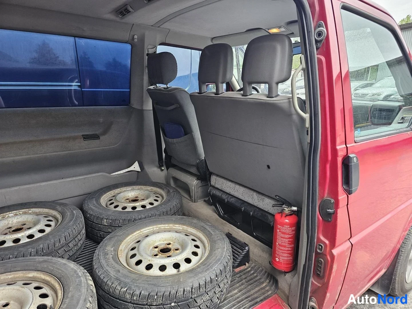 Punainen Volkswagen Caravelle 1997, tavaratila, kuva 10