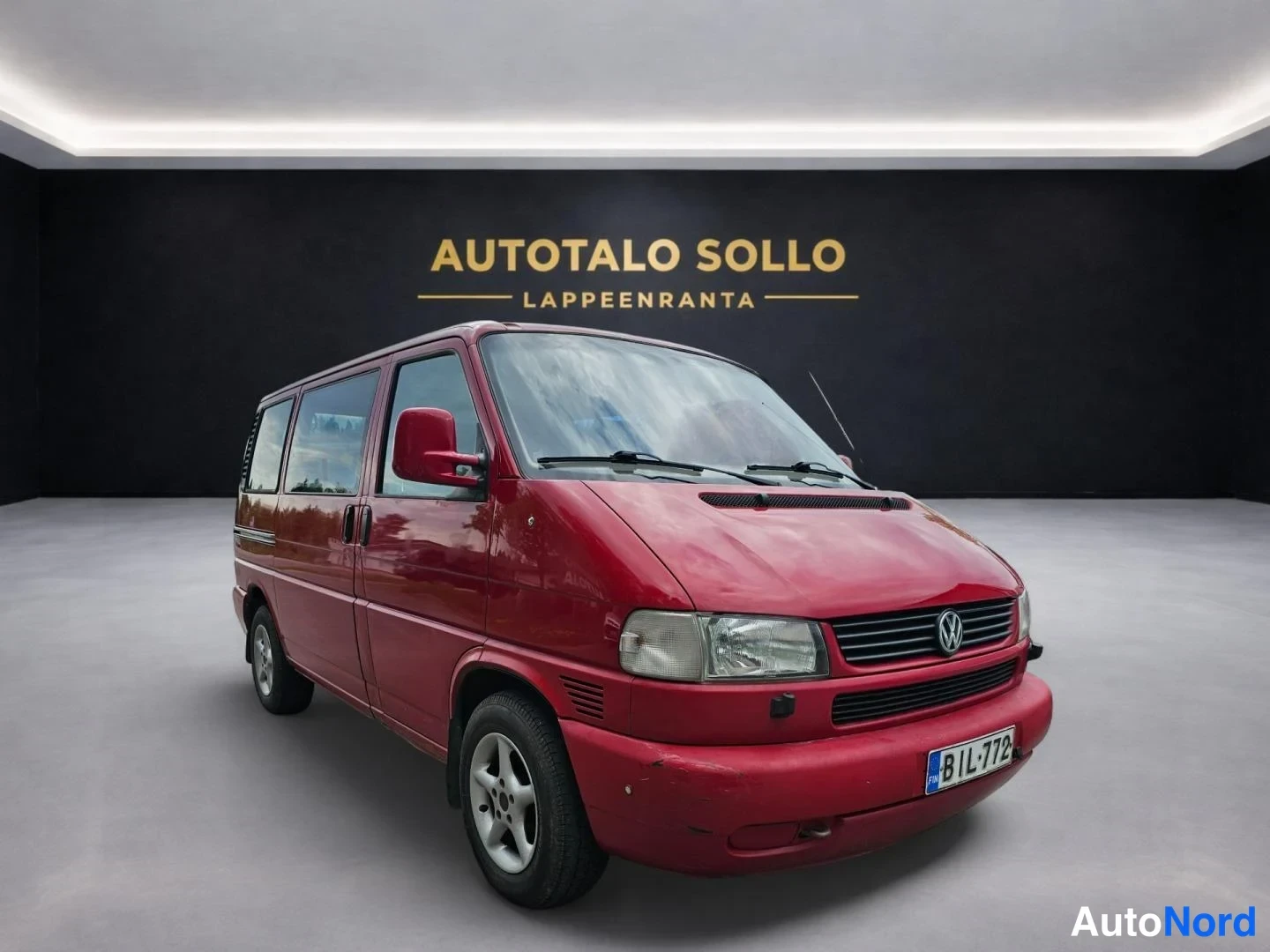 Punainen Volkswagen Caravelle 1997, etuviisto, keula oikealle, kuva 2
