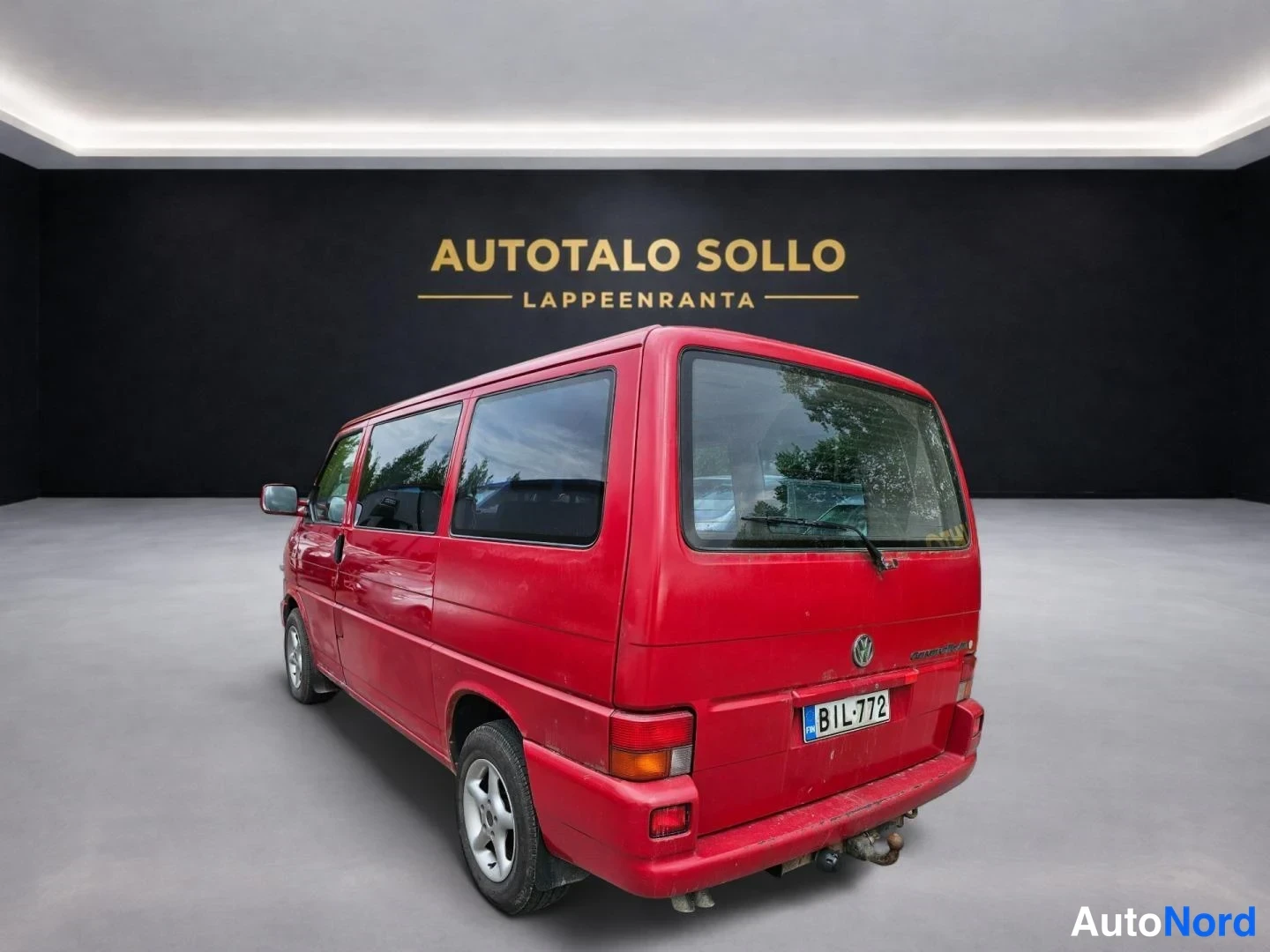 Punainen Volkswagen Caravelle 1997, takaviisto, kuva 5