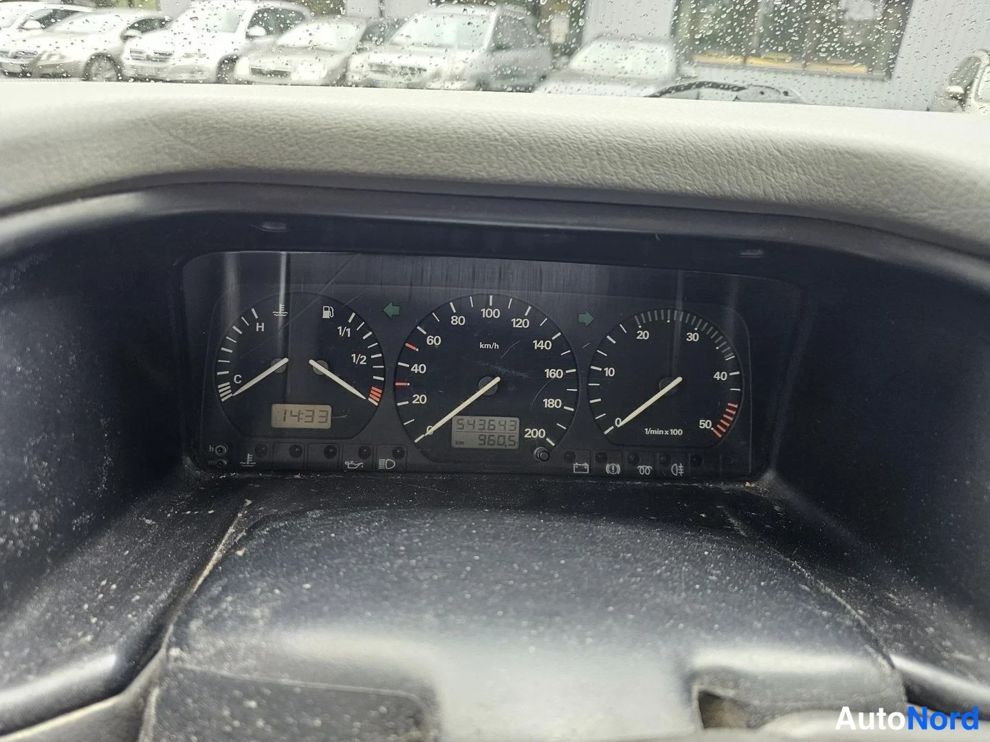 Punainen Volkswagen Caravelle 1997, yksityiskohta, kuva 12