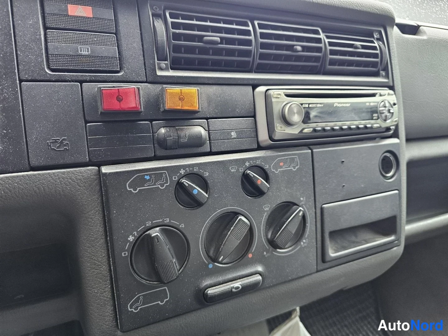 Punainen Volkswagen Caravelle 1997, yksityiskohta, kuva 11