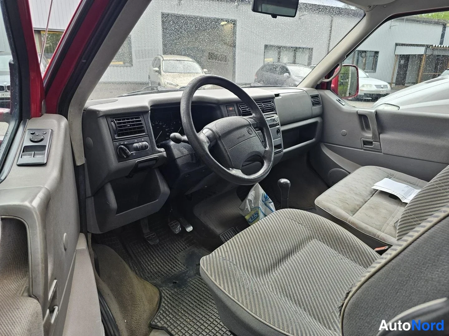 Punainen Volkswagen Caravelle 1997, ohjaamo, kuva 6