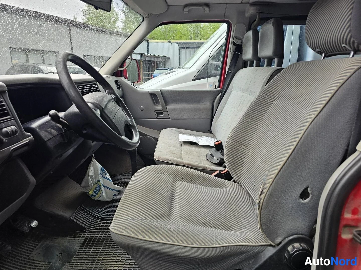 Punainen Volkswagen Caravelle 1997, ohjaamo, kuva 7