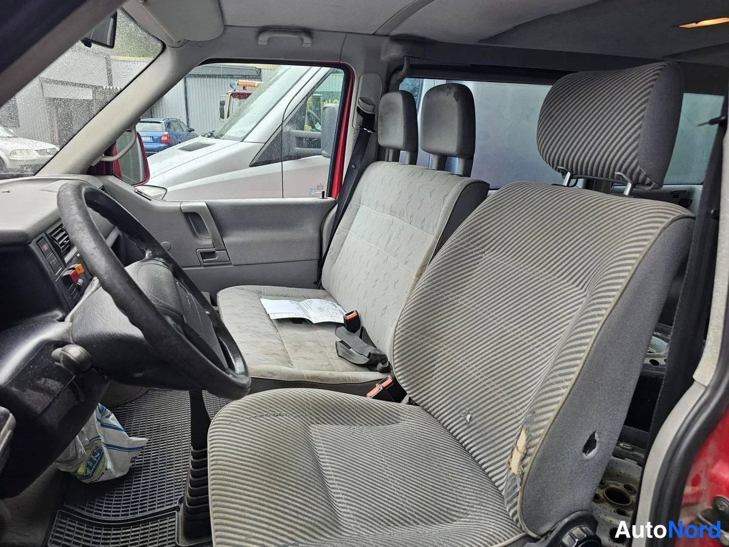 Punainen Volkswagen Caravelle 1997, ohjaamo, kuva 8