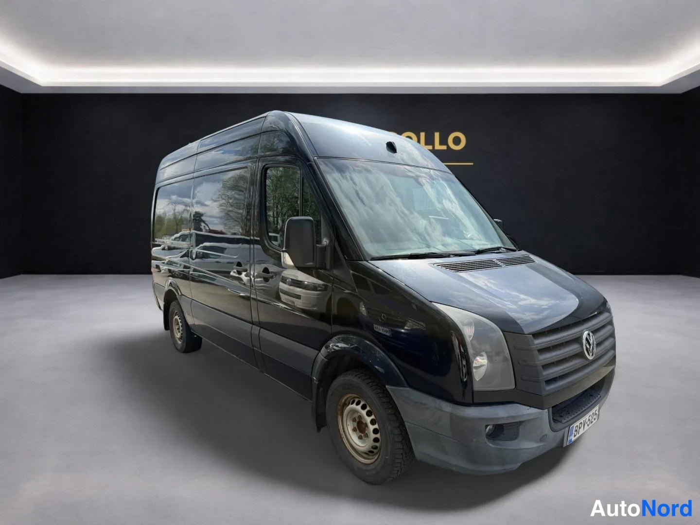 Musta Volkswagen Crafter 2012, etuviisto, keula oikealle, kuva 2