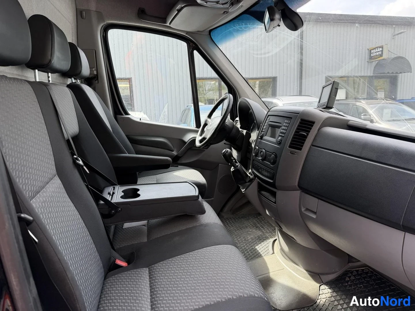 Musta Volkswagen Crafter 2012, ohjaamo, kuva 6