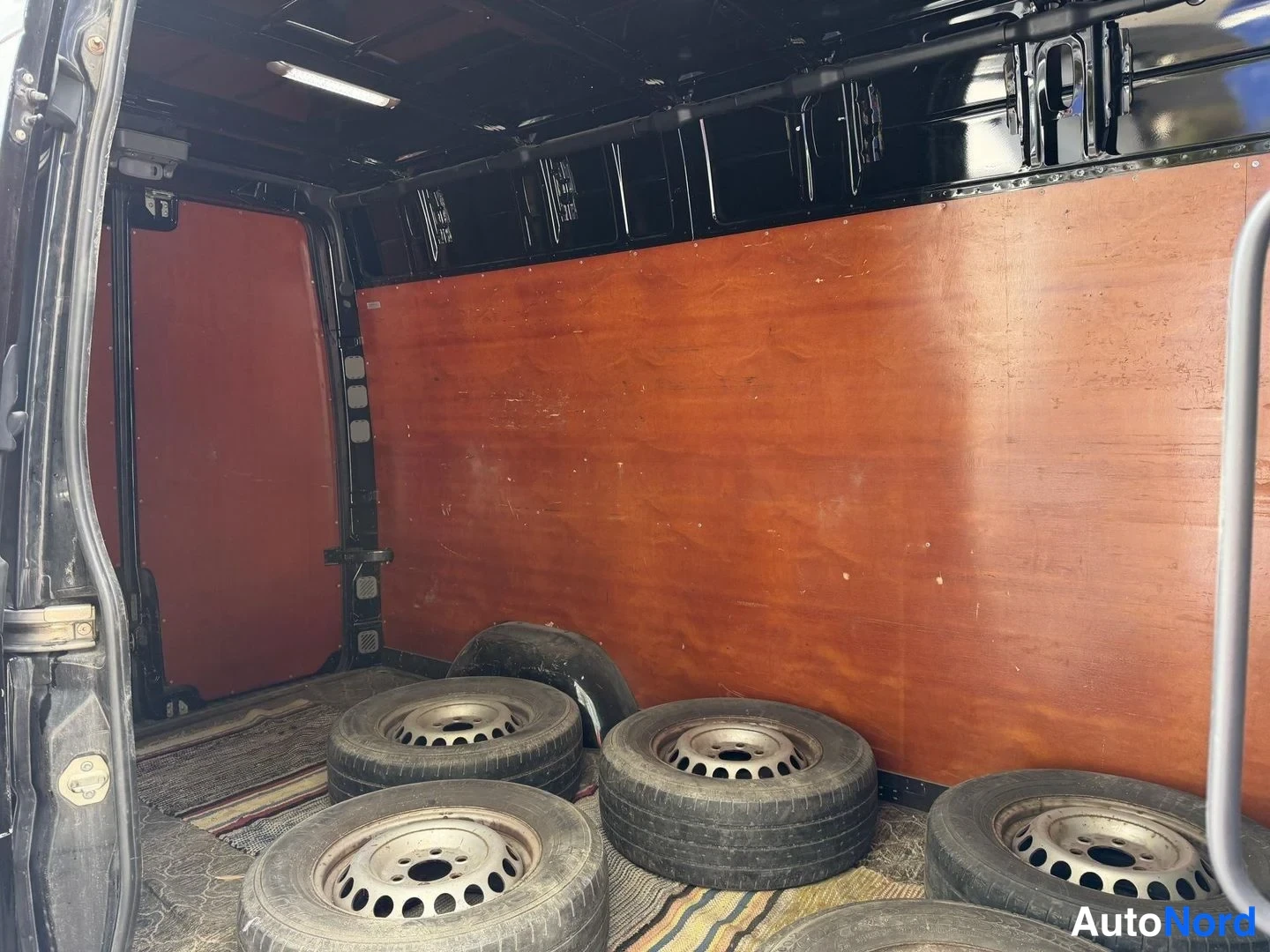 Musta Volkswagen Crafter 2012, tavaratila, kuva 10