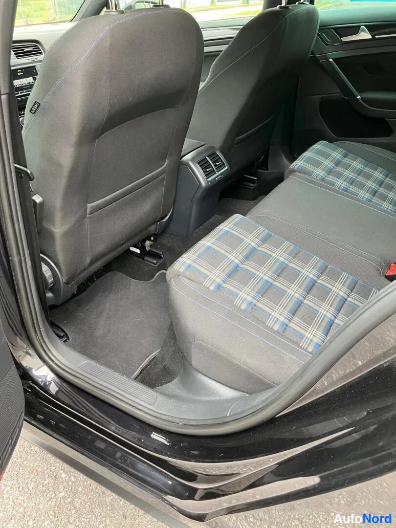 Musta Volkswagen Golf 2015, takaistuimet, kuva 12