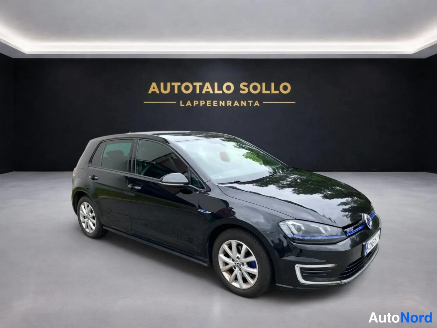 Musta Volkswagen Golf 2015, etuviisto, keula oikealle, kuva 2