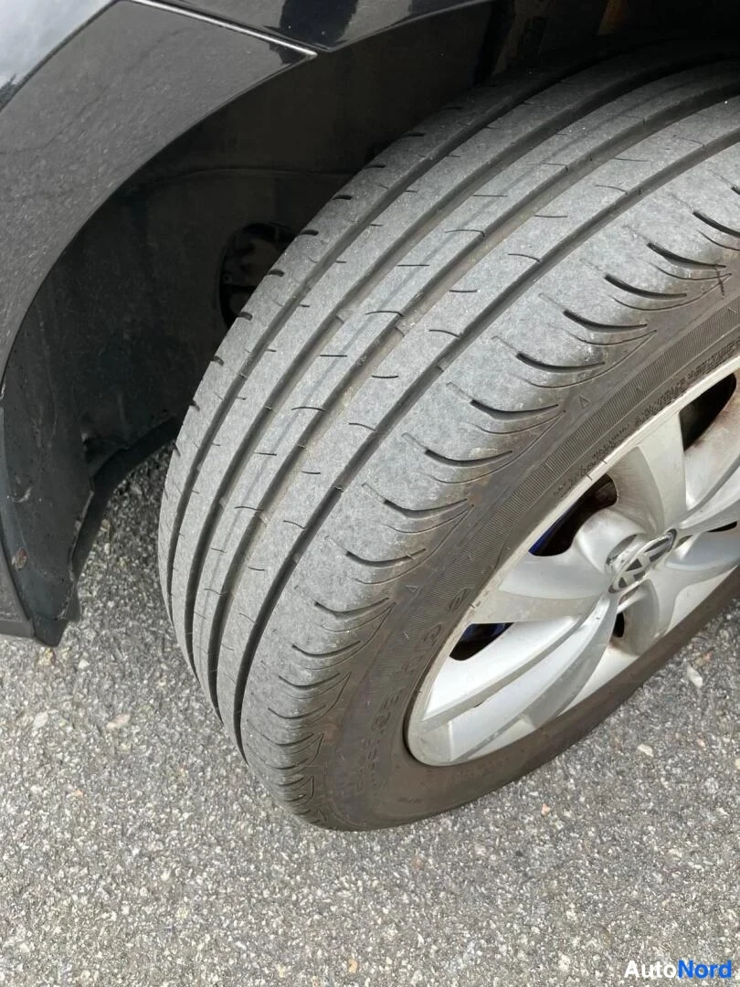 Musta Volkswagen Golf 2015, yksityiskohta, kuva 23