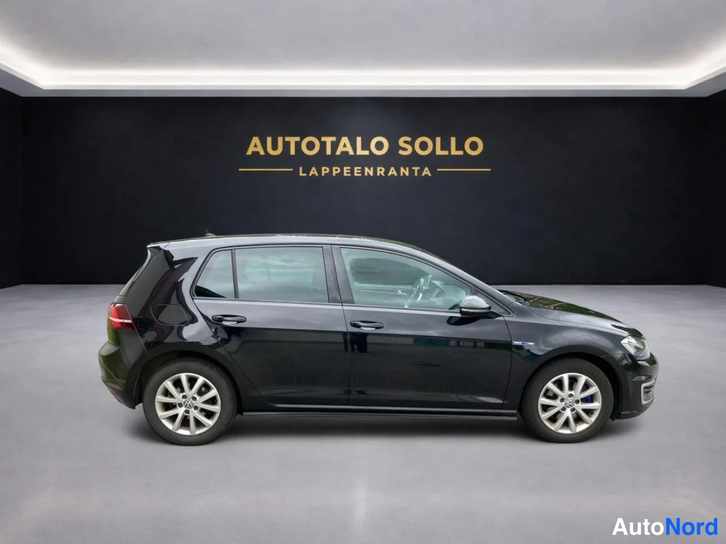 Musta Volkswagen Golf 2015, sivulta, kuva 4