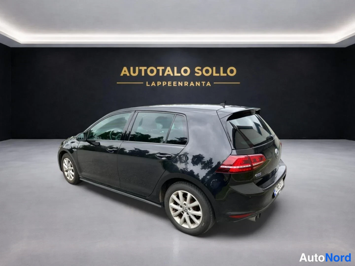 Musta Volkswagen Golf 2015, takaviisto, kuva 7