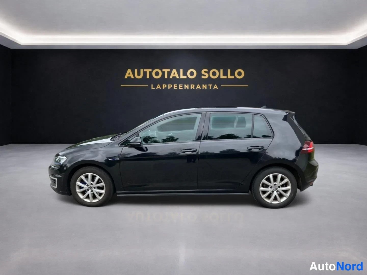 Musta Volkswagen Golf 2015, sivulta, kuva 5