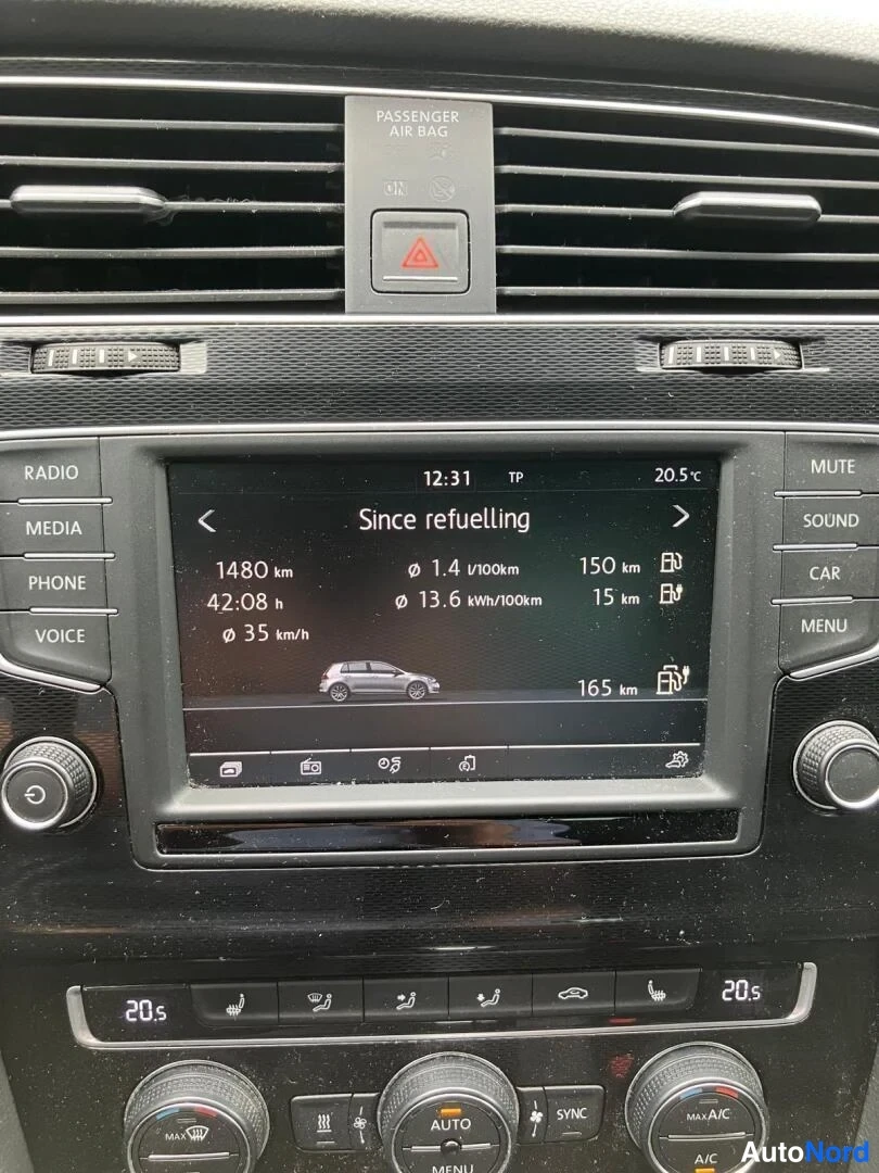 Musta Volkswagen Golf 2015, yksityiskohta, kuva 18