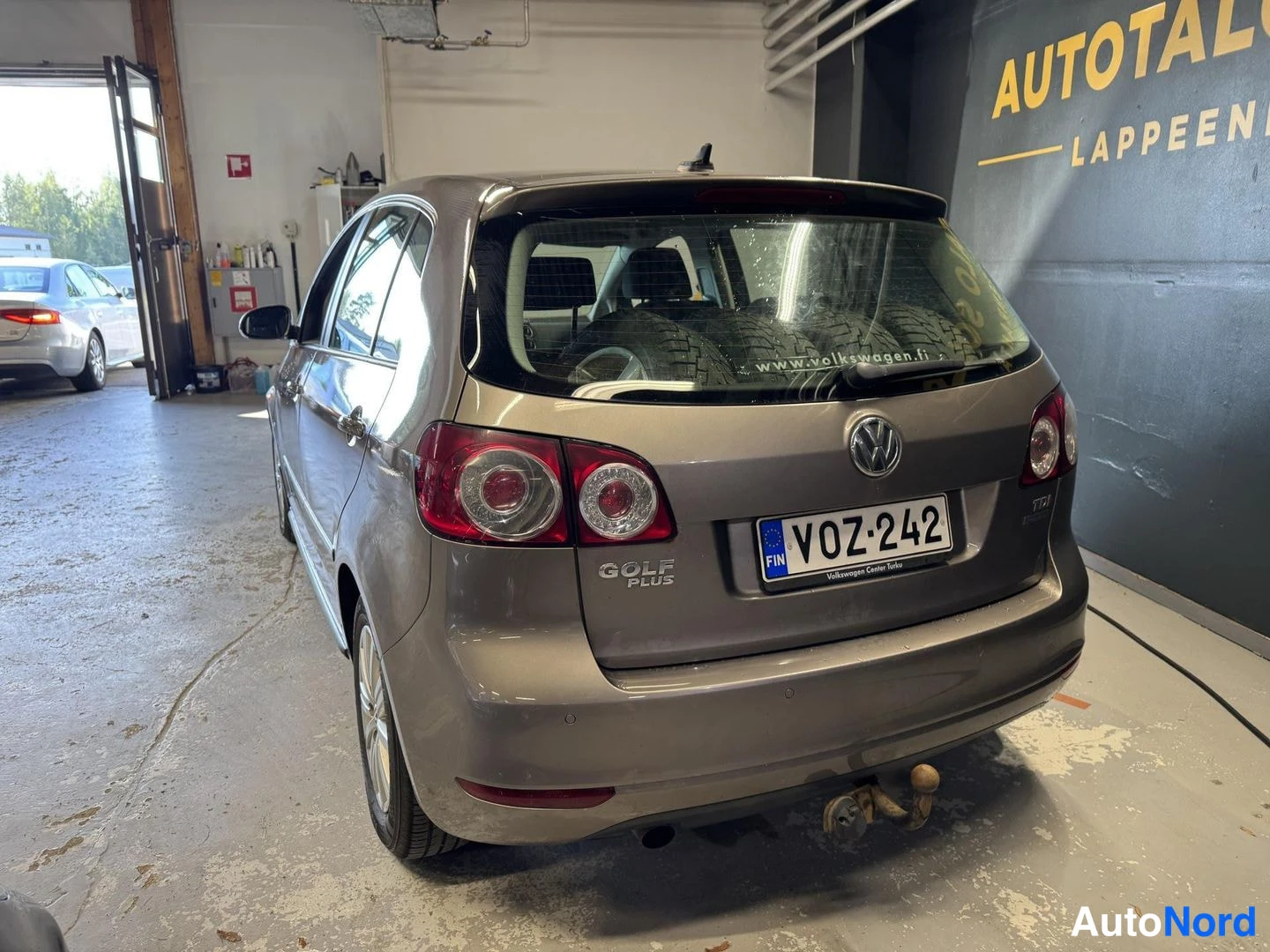 Ruskea Volkswagen Golf Plus 2013, takaa, kuva 5