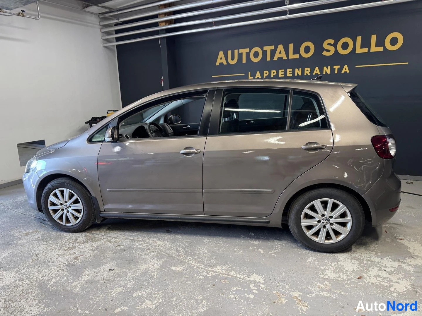 Ruskea Volkswagen Golf Plus 2013, sivulta, kuva 4