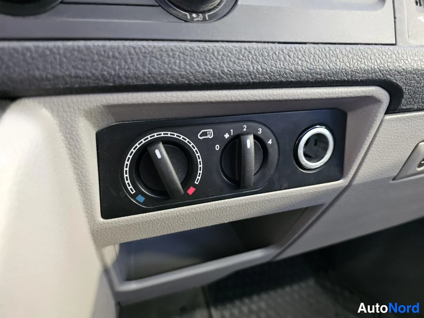 Valkoinen Volkswagen Transporter 2018, yksityiskohta, kuva 20