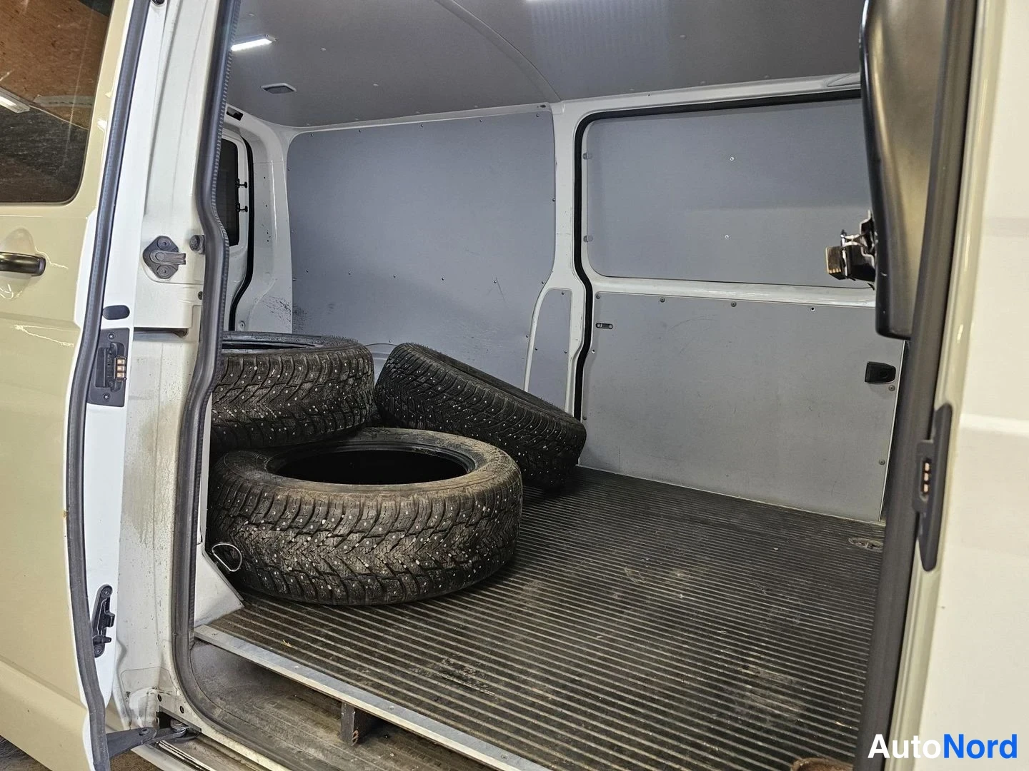 Valkoinen Volkswagen Transporter 2018, tavaratila, kuva 13