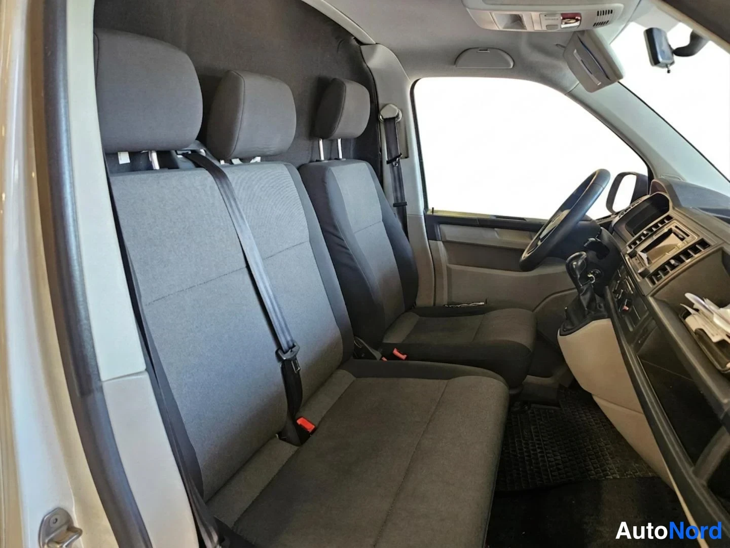Valkoinen Volkswagen Transporter 2018, etuistuimet, kuva 11