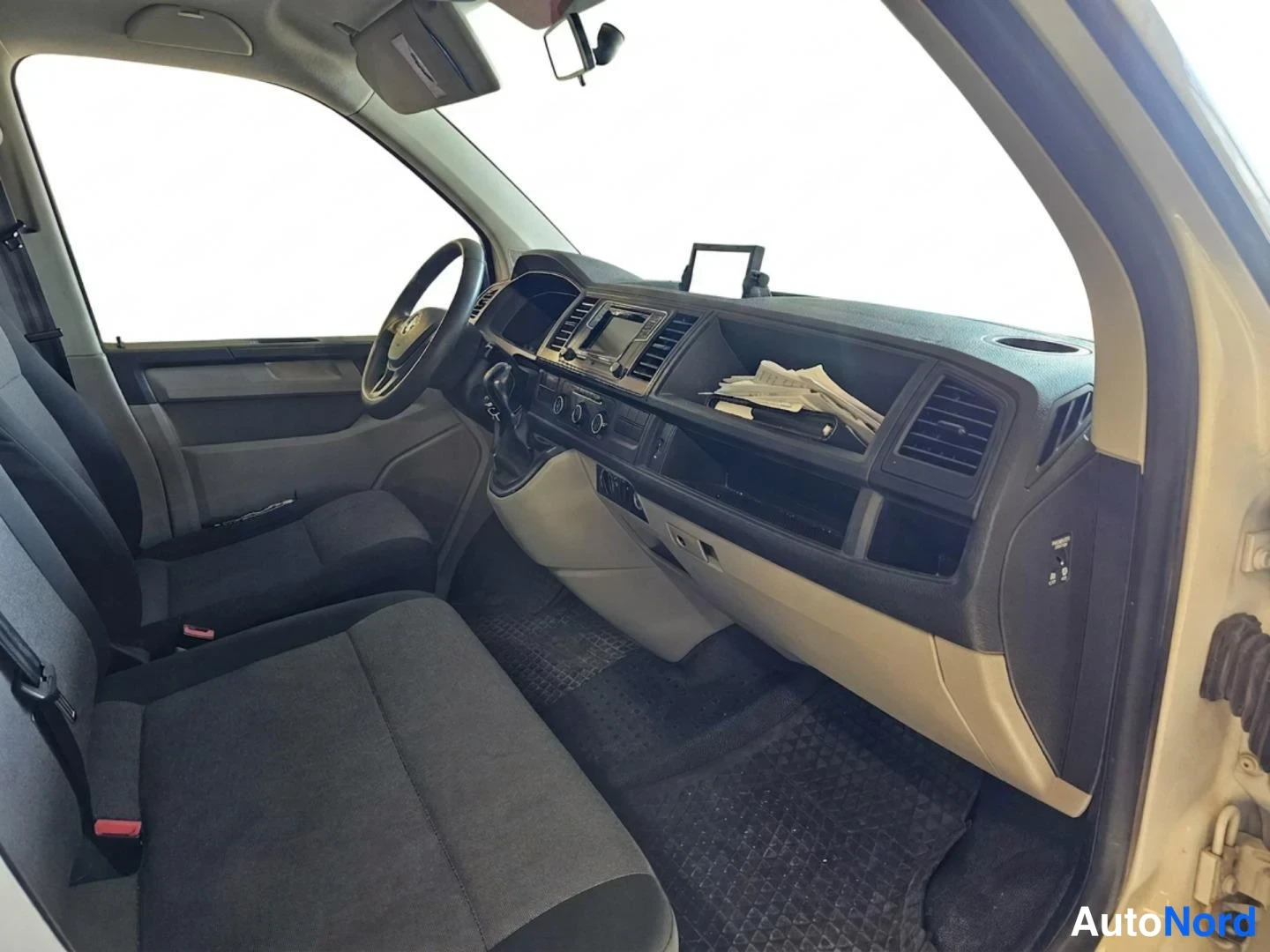 Valkoinen Volkswagen Transporter 2018, ohjaamo, kuva 8