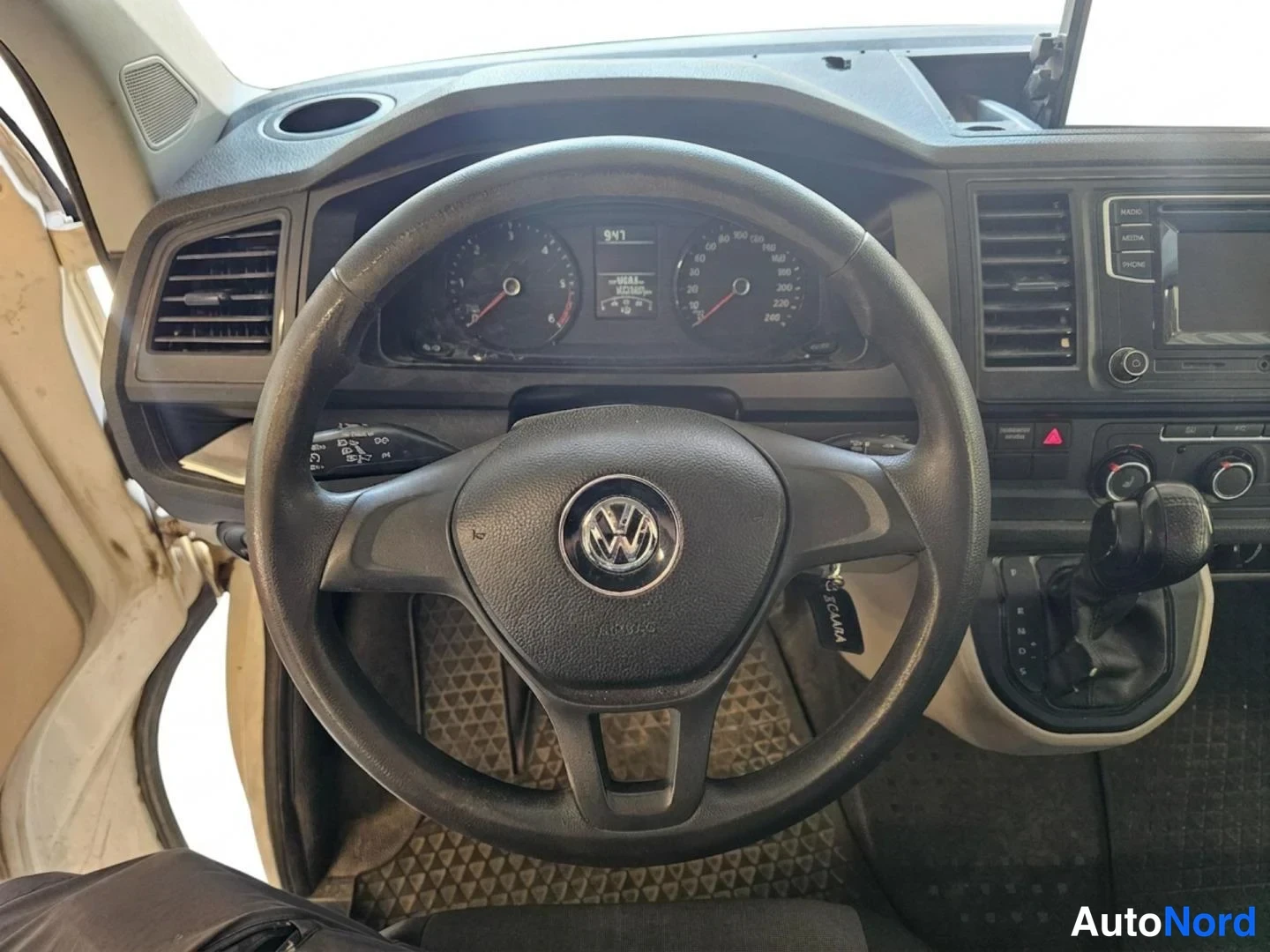 Valkoinen Volkswagen Transporter 2018, yksityiskohta, kuva 23