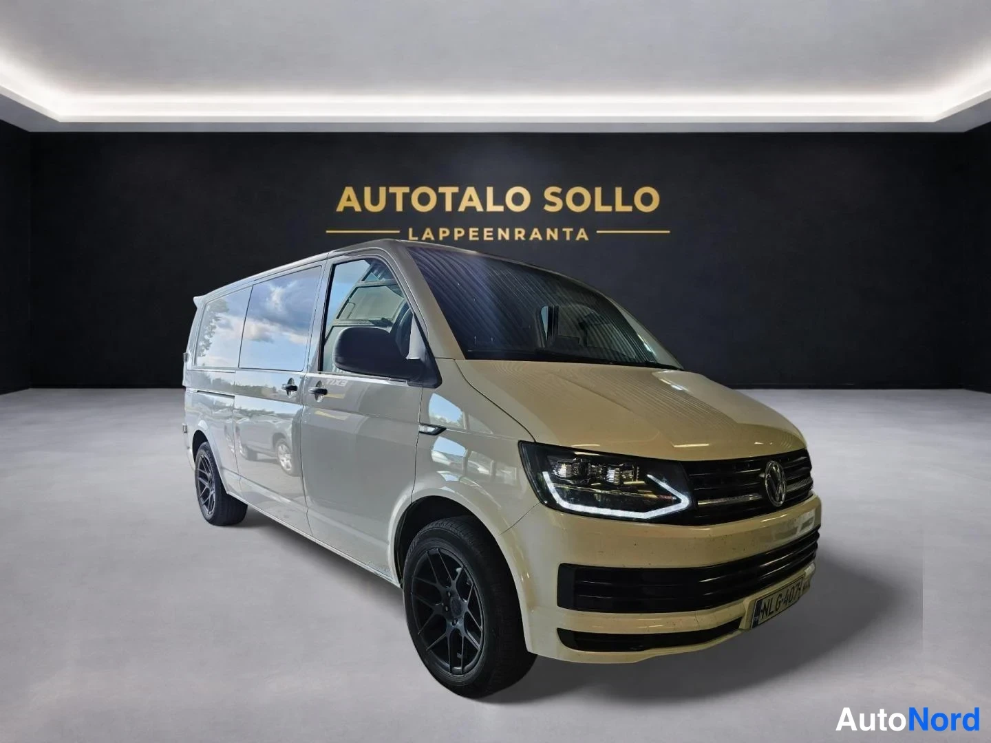 Valkoinen Volkswagen Transporter 2018, etuviisto, keula oikealle, kuva 2