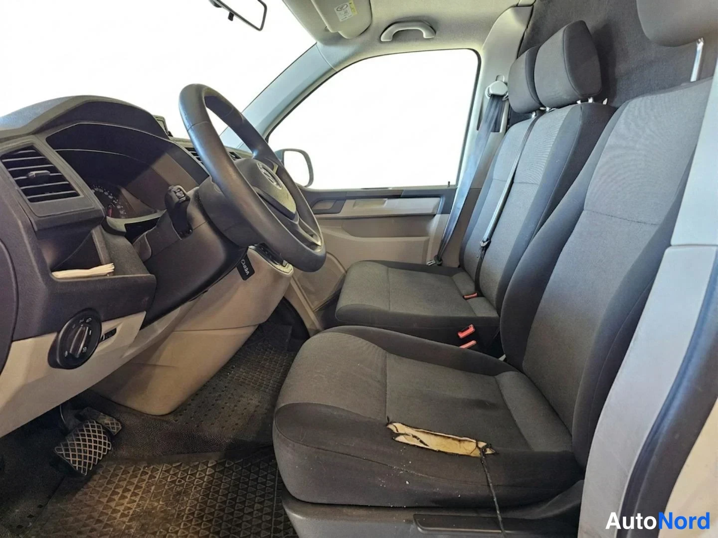 Valkoinen Volkswagen Transporter 2018, ohjaamo, kuva 9