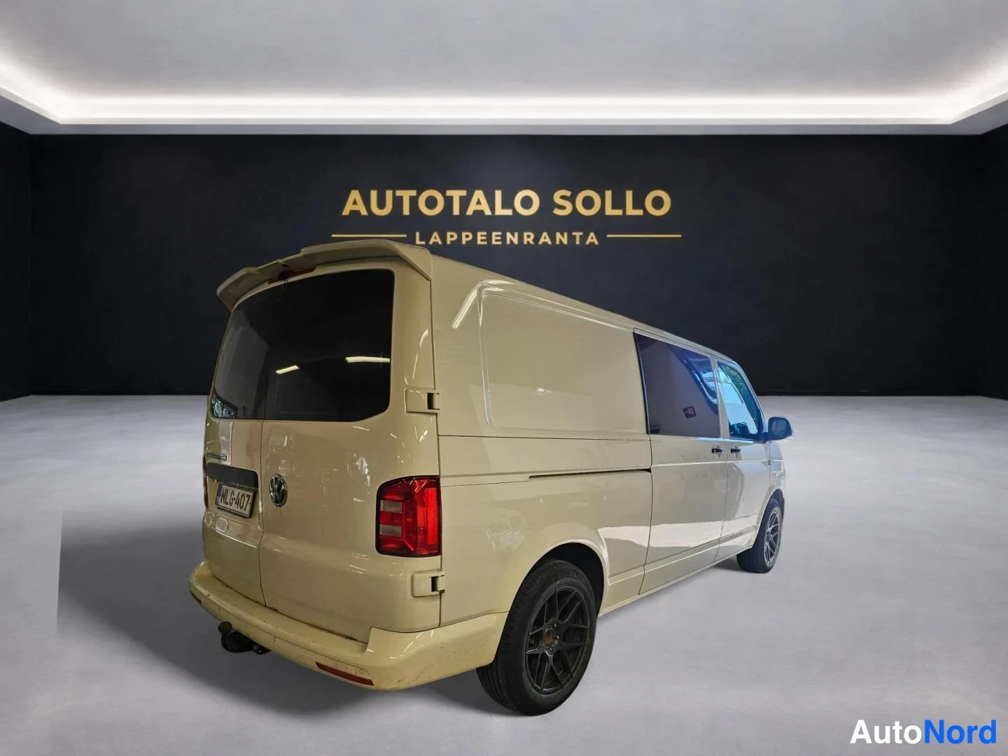 Valkoinen Volkswagen Transporter 2018, takaviisto, kuva 4