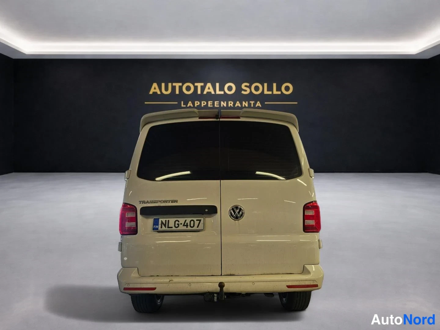 Valkoinen Volkswagen Transporter 2018, takaa, kuva 6